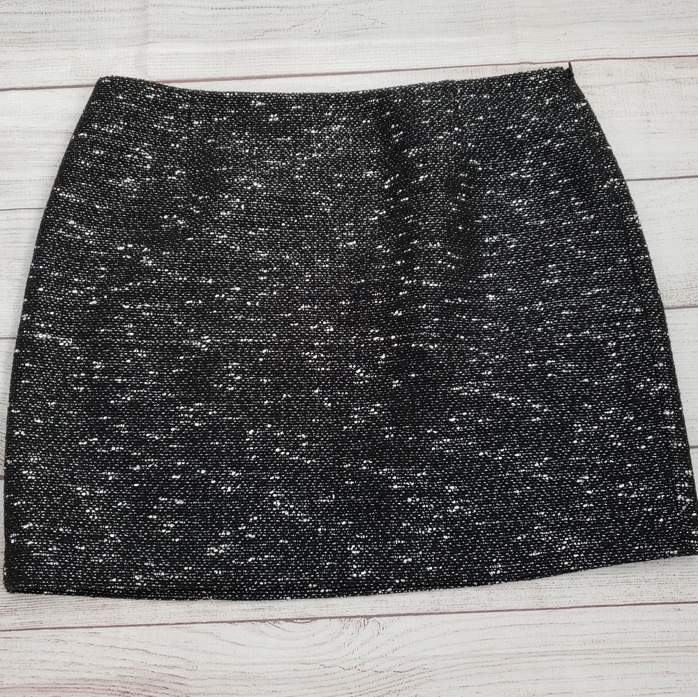 Tahari black and white skirt size 14P